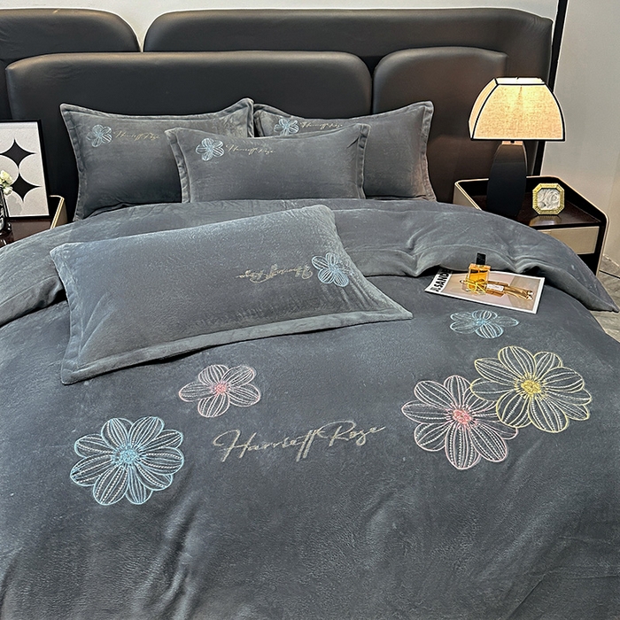 91家纺网 家纺一手货源 找家纺 陌乘坊家纺 2024新款牛奶绒刺绣四件套-倾城系列 倾城-高级灰