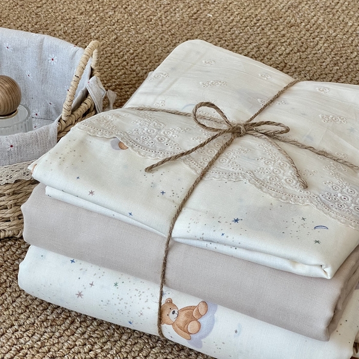 91家纺网 家纺一手货源 找家纺 2024新款全棉印花双层纱四件套--蕾丝花边款 熊仔星球