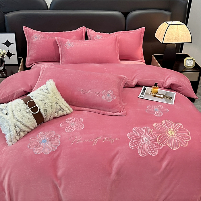 91家纺网 家纺一手货源 找家纺 陌乘坊家纺 2024新款牛奶绒刺绣四件套-倾城系列 倾城-豆沙色