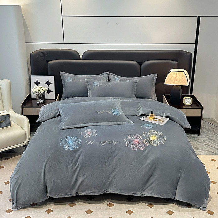 91家纺网 家纺一手货源 找家纺 陌乘坊家纺 2024新款牛奶绒刺绣四件套-倾城系列 倾城-高级灰