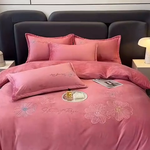 91家纺网 家纺一手货源 找家纺 陌乘坊家纺 2024新款牛奶绒刺绣四件套-倾城系列 倾城-豆沙色