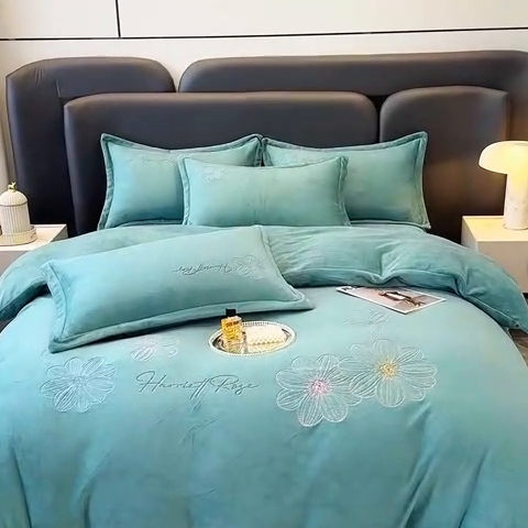 91家纺网 家纺一手货源 找家纺 陌乘坊家纺 2024新款牛奶绒刺绣四件套-倾城系列 倾城-孔雀绿