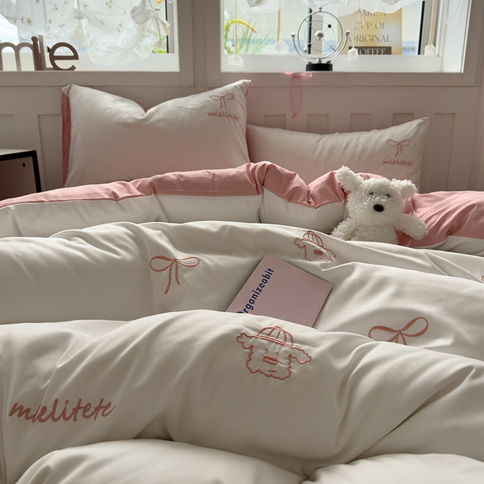 91家纺网 家纺一手货源 找家纺 曼谷 帽子狗刺绣四件套磨毛床上用品水洗棉三件套件 帽子狗-米白粉