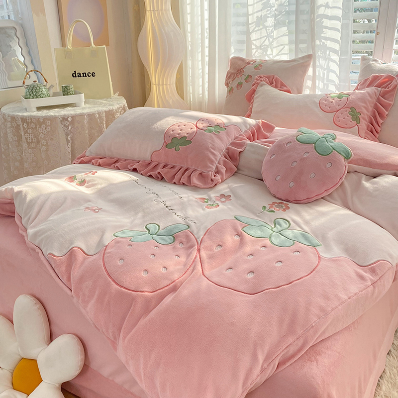 91家纺网 家纺一手货源 找家纺 绒棉世家2025新款全消光牛奶绒-粉色草莓牛奶绒贴布绣四件套