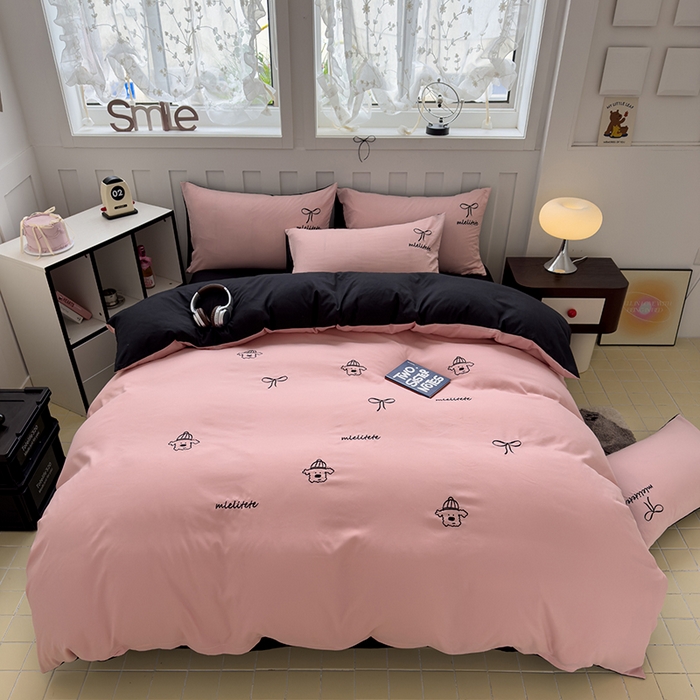 91家纺网 家纺一手货源 找家纺 曼谷 帽子狗刺绣四件套磨毛床上用品水洗棉三件套件 帽子狗-粉黑