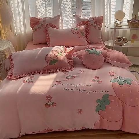 91家纺网 家纺一手货源 找家纺 绒棉世家2025新款全消光牛奶绒-粉色草莓牛奶绒贴布绣四件套