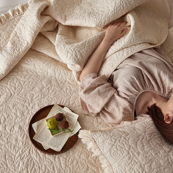 91家纺网 家纺一手货源 找家纺 安莱生活 2024新品百分百全棉密道绗缝成品酵素洗多功能床盖三件套 晓薇