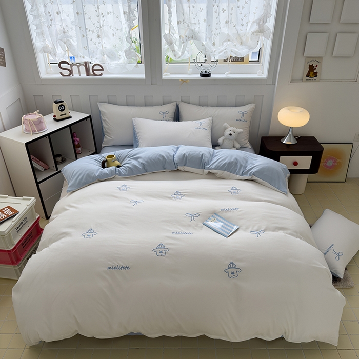 91家纺网 家纺一手货源 找家纺 曼谷 帽子狗刺绣四件套磨毛床上用品水洗棉三件套件 帽子狗-米白蓝