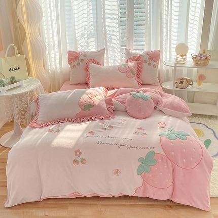 91家纺网 家纺一手货源 找家纺 绒棉世家2025新款全消光牛奶绒-粉色草莓牛奶绒贴布绣四件套