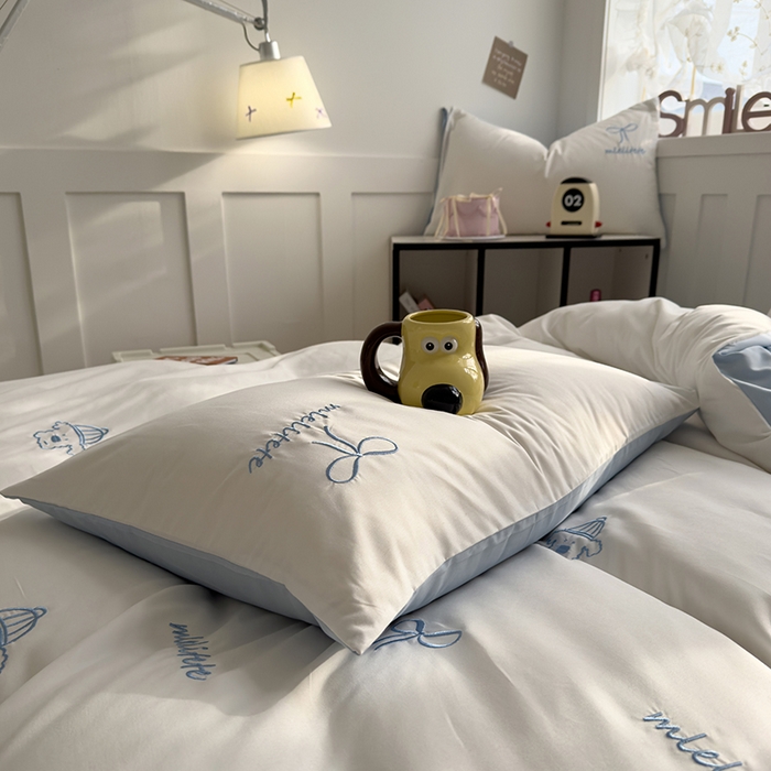 91家纺网 家纺一手货源 找家纺 曼谷 帽子狗刺绣四件套磨毛床上用品水洗棉三件套件 帽子狗-米白蓝