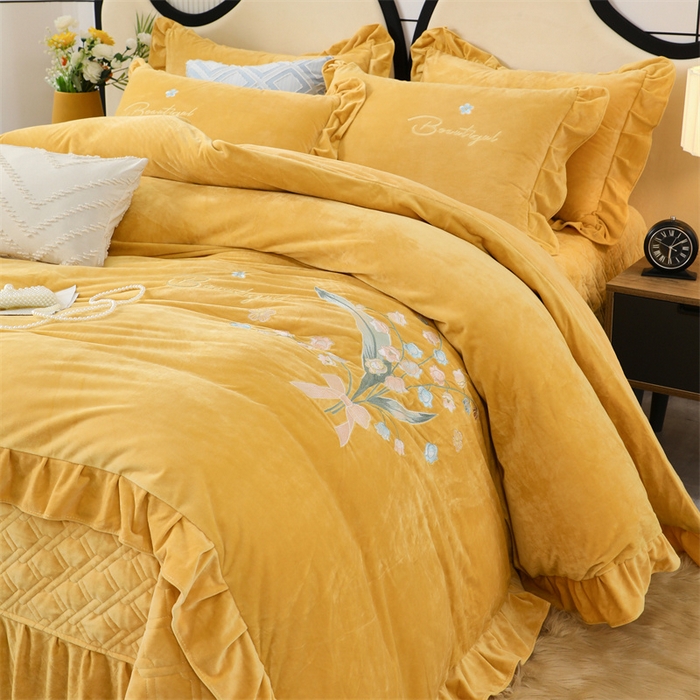 91家纺网 家纺一手货源 找家纺 卡迪亚家纺 2024新款宝宝绒绣花床盖款四件套-铃兰花 姜黄
