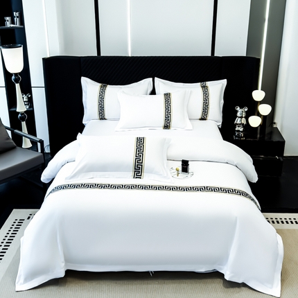 91家纺网 家纺一手货源 找家纺 （总）锦彩家居 2025新款高克重磨毛酒店宾馆民宿织带贴条纯白宽边绑带款四件套（可定制任何尺寸款式）