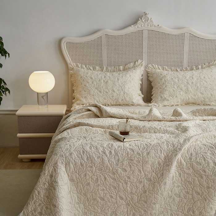 91家纺网 家纺一手货源 找家纺 安莱生活 2024新品百分百全棉密道绗缝成品酵素洗多功能床盖三件套 叶语