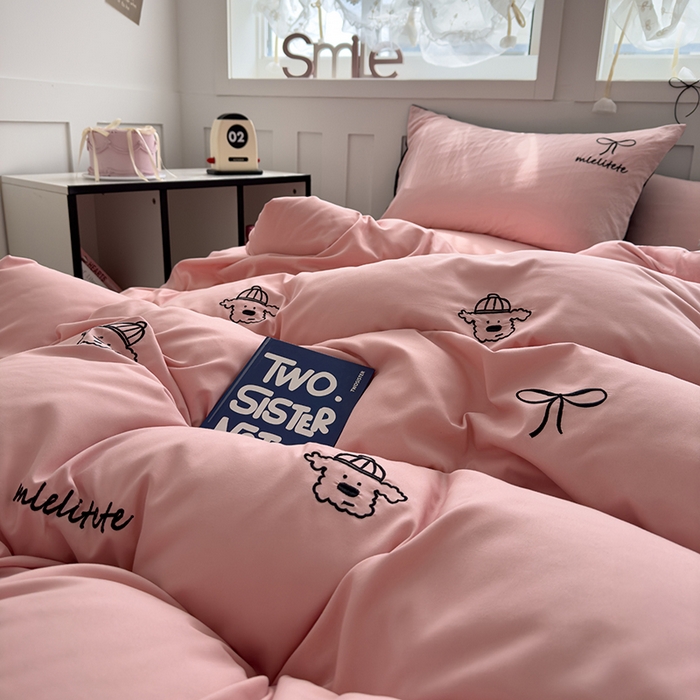 91家纺网 家纺一手货源 找家纺 曼谷 帽子狗刺绣四件套磨毛床上用品水洗棉三件套件 帽子狗-粉黑