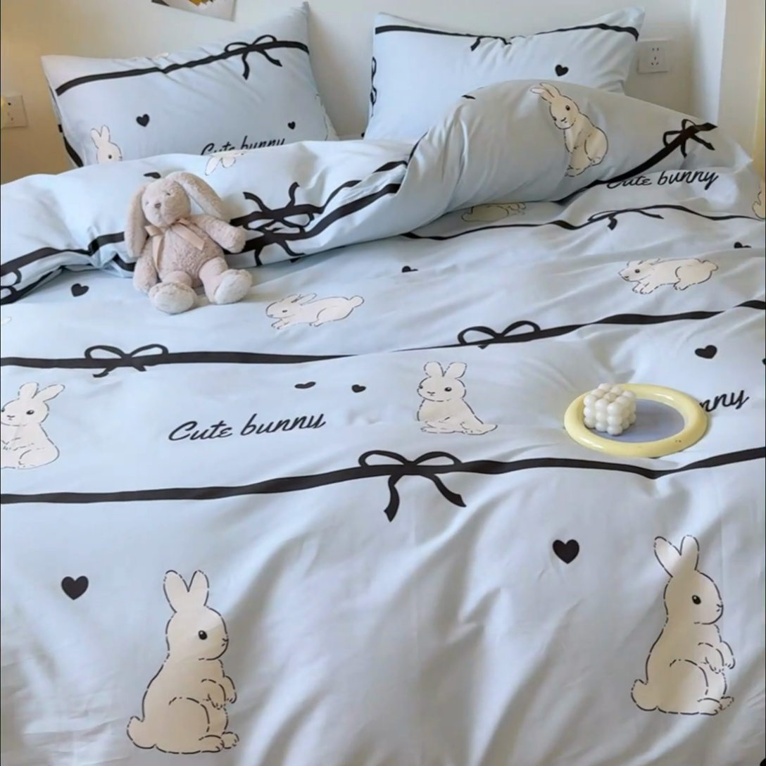 91家纺网 家纺一手货源 找家纺 感遇家纺 2024新款全棉印花四件套 大白兔蓝