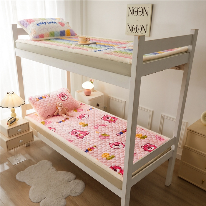 91家纺网 家纺一手货源 找家纺 喜居 2024新款A类加厚牛奶绒床褥子学生床垫子薄床垫床褥垫 草莓熊