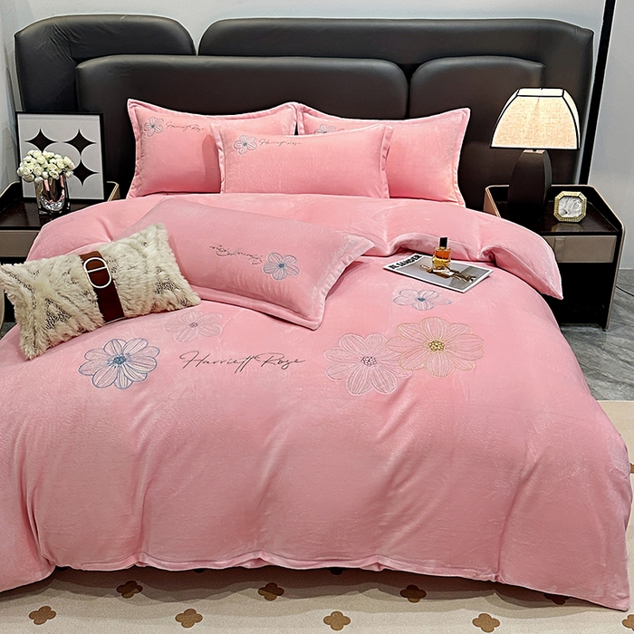 91家纺网 家纺一手货源 找家纺 陌乘坊家纺 2024新款牛奶绒刺绣四件套-倾城系列 倾城-樱花粉