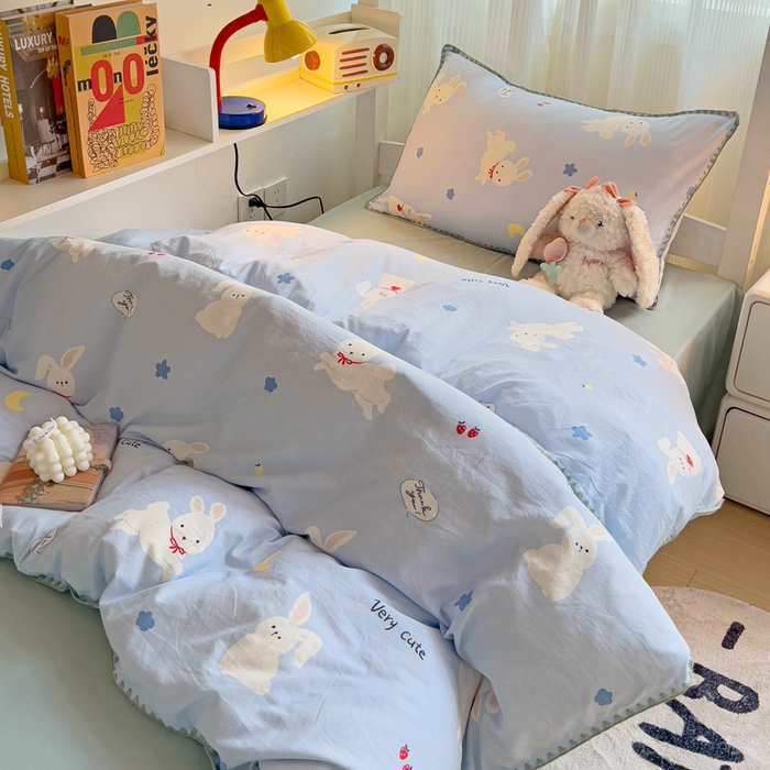 91家纺网 家纺一手货源 找家纺 贝扬思家纺 2024新款贝壳绣水洗双层纱系列-8月新品（学生三件套） 嗨皮兔