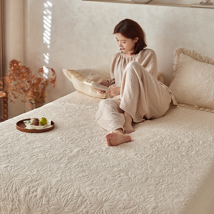 91家纺网 家纺一手货源 找家纺 安莱生活 2024新品百分百全棉密道绗缝成品酵素洗多功能床盖三件套 浅花