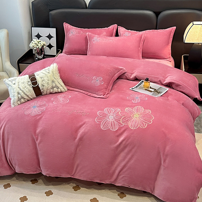 91家纺网 家纺一手货源 找家纺 陌乘坊家纺 2024新款牛奶绒刺绣四件套-倾城系列 倾城-豆沙色