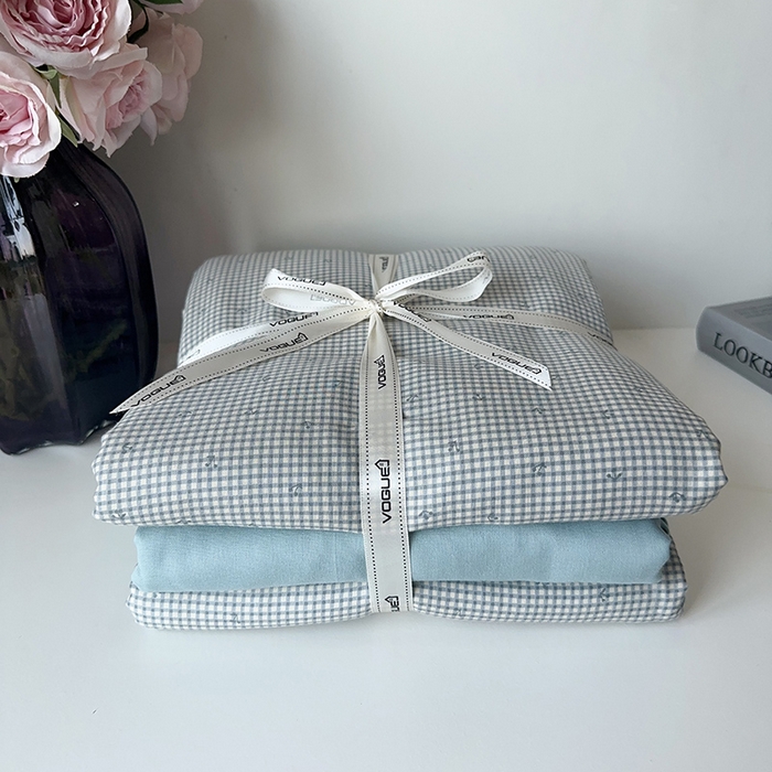 91家纺网 家纺一手货源 找家纺 麦伦家居 2024春夏新品全棉有氧双层纱印花系列四件套（叠拍图） 樱桃小格蓝