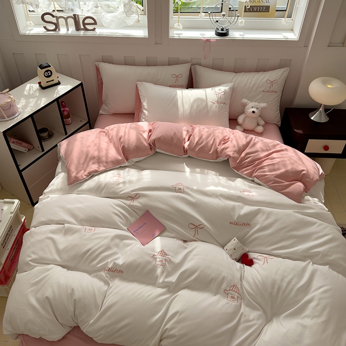 91家纺网 家纺一手货源 找家纺 曼谷 帽子狗刺绣四件套磨毛床上用品水洗棉三件套件 帽子狗-米白粉