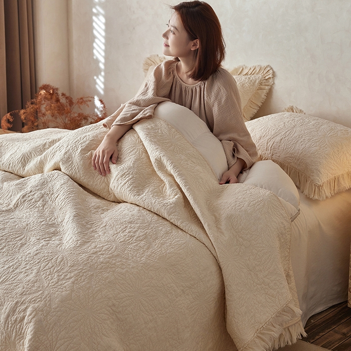 91家纺网 家纺一手货源 找家纺 安莱生活 2024新品百分百全棉密道绗缝成品酵素洗多功能床盖三件套 浅花