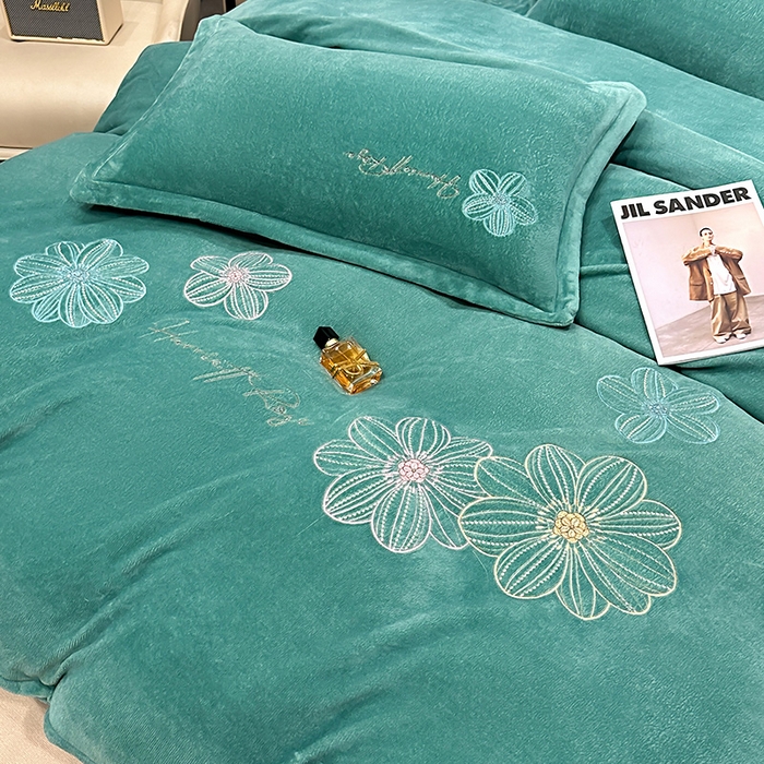 91家纺网 家纺一手货源 找家纺 陌乘坊家纺 2024新款牛奶绒刺绣四件套-倾城系列 倾城-孔雀绿