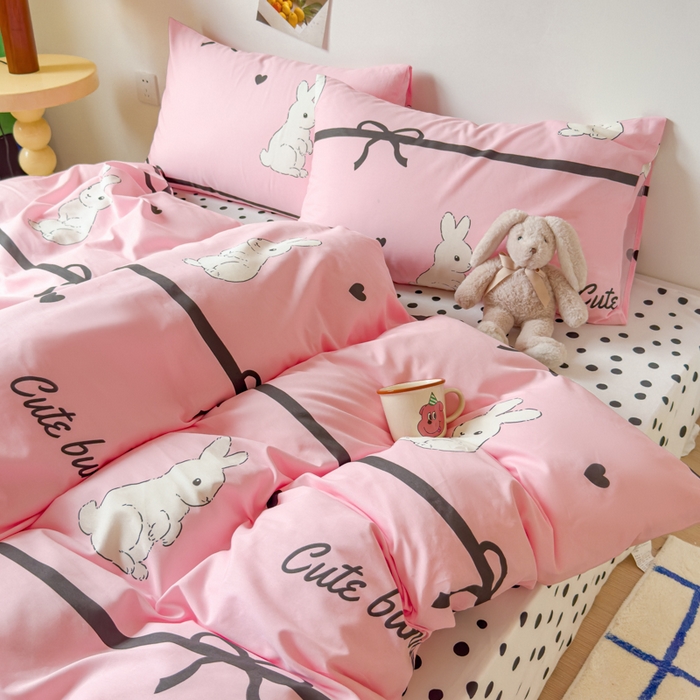 91家纺网 家纺一手货源 找家纺 感遇家纺 2024新款全棉印花四件套 大白兔粉