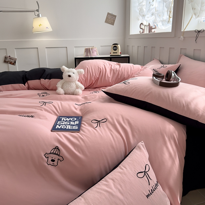 91家纺网 家纺一手货源 找家纺 曼谷 帽子狗刺绣四件套磨毛床上用品水洗棉三件套件 帽子狗-粉黑