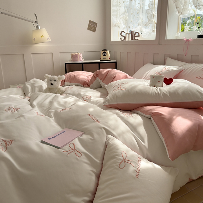 91家纺网 家纺一手货源 找家纺 曼谷 帽子狗刺绣四件套磨毛床上用品水洗棉三件套件 帽子狗-米白粉