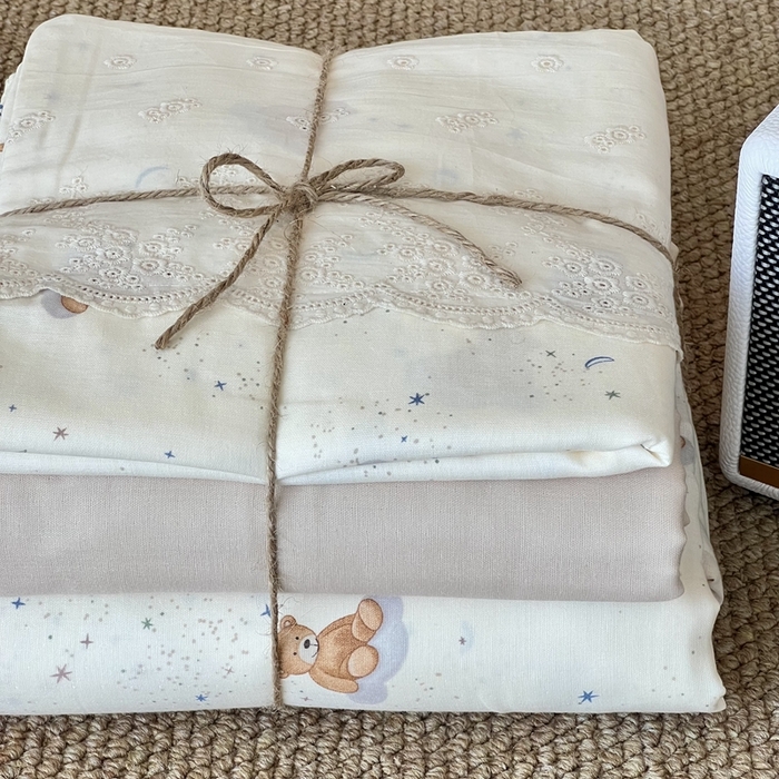 91家纺网 家纺一手货源 找家纺 2024新款全棉印花双层纱四件套--蕾丝花边款 熊仔星球