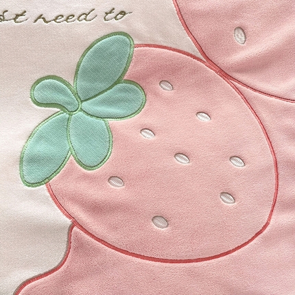 91家纺网 家纺一手货源 找家纺 绒棉世家2025新款全消光牛奶绒-粉色草莓牛奶绒贴布绣四件套