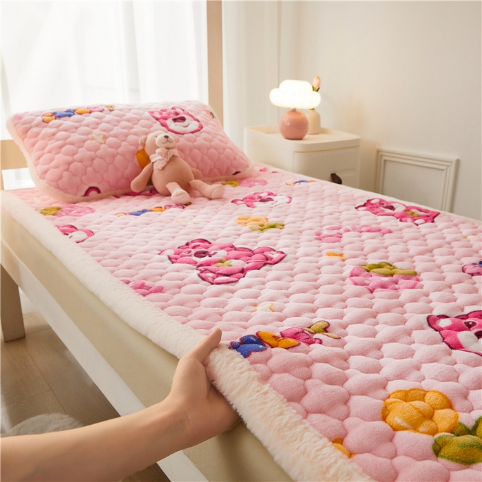 91家纺网 家纺一手货源 找家纺 喜居 2024新款A类加厚牛奶绒床褥子学生床垫子薄床垫床褥垫 草莓熊