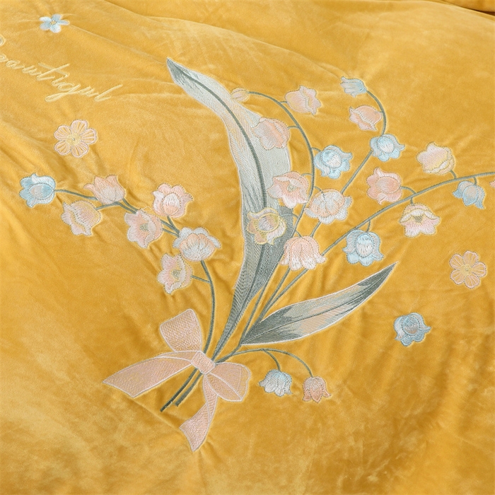 91家纺网 家纺一手货源 找家纺 卡迪亚家纺 2024新款宝宝绒绣花床盖款四件套-铃兰花 姜黄