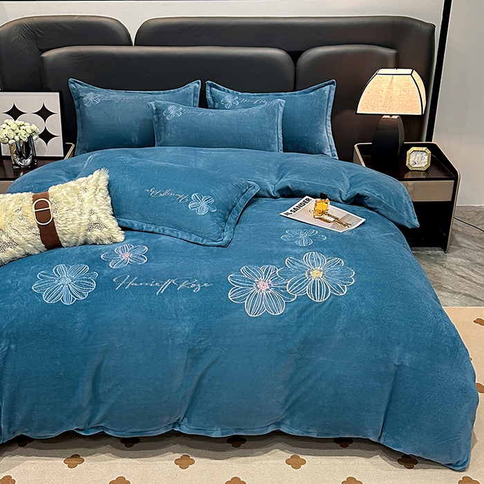 91家纺网 家纺一手货源 找家纺 陌乘坊家纺 2024新款牛奶绒刺绣四件套-倾城系列 倾城-宾利蓝