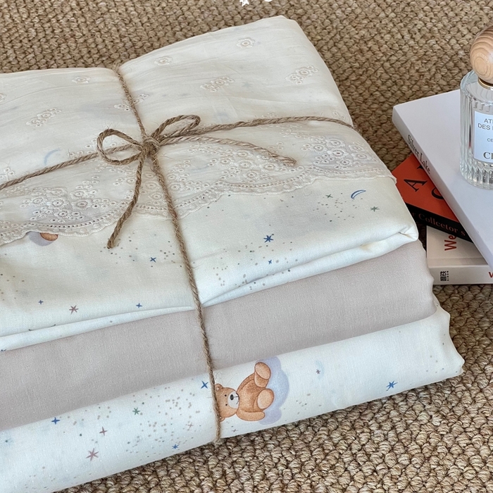 91家纺网 家纺一手货源 找家纺 2024新款全棉印花双层纱四件套--蕾丝花边款 熊仔星球