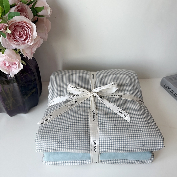 91家纺网 家纺一手货源 找家纺 麦伦家居 2024春夏新品全棉有氧双层纱印花系列四件套（叠拍图） 樱桃小格蓝