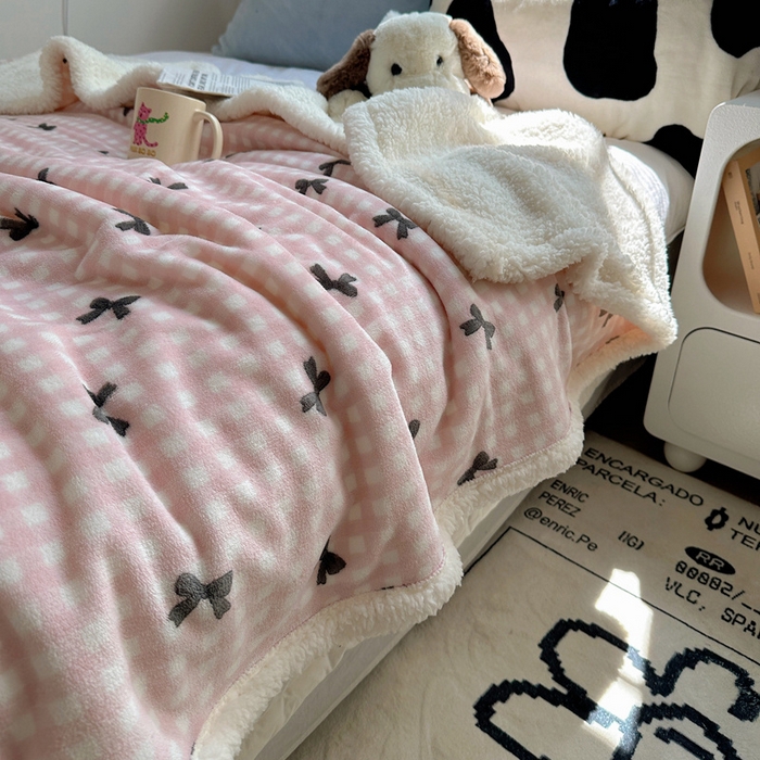 91家纺网 家纺一手货源 找家纺 萝莉家纺 2024秋冬新款多功能加厚牛奶绒羊羔绒多功能毛毯 恬梦粉黑