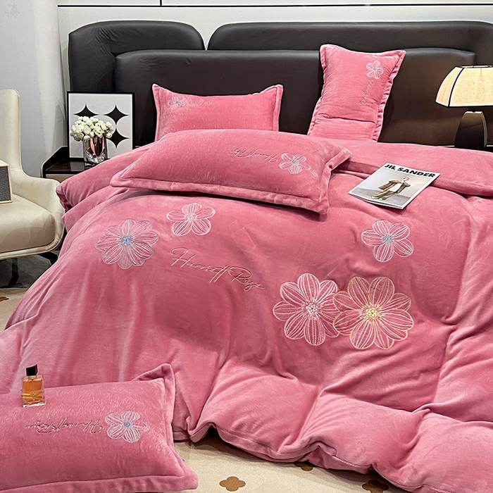 91家纺网 家纺一手货源 找家纺 陌乘坊家纺 2024新款牛奶绒刺绣四件套-倾城系列 倾城-豆沙色