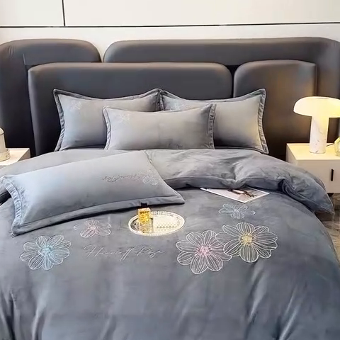 91家纺网 家纺一手货源 找家纺 陌乘坊家纺 2024新款牛奶绒刺绣四件套-倾城系列 倾城-高级灰