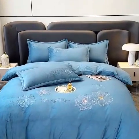 91家纺网 家纺一手货源 找家纺 陌乘坊家纺 2024新款牛奶绒刺绣四件套-倾城系列 倾城-宾利蓝
