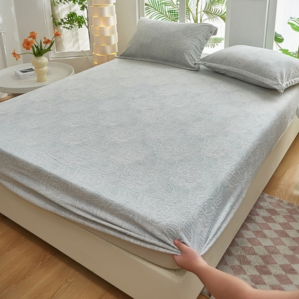 云玲时尚 2025新款纯色雕花绒牛奶绒床笠床罩床垫套 雕花花沫 湖绿