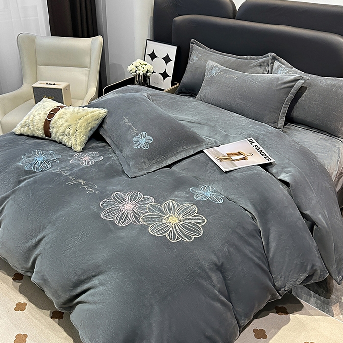 91家纺网 家纺一手货源 找家纺 陌乘坊家纺 2024新款牛奶绒刺绣四件套-倾城系列 倾城-高级灰