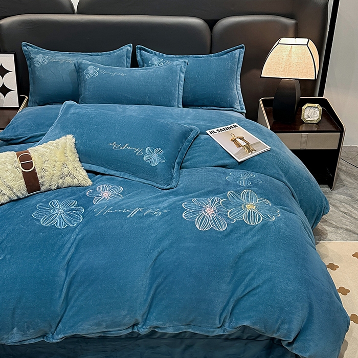 91家纺网 家纺一手货源 找家纺 陌乘坊家纺 2024新款牛奶绒刺绣四件套-倾城系列 倾城-宾利蓝