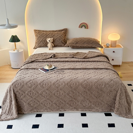 91家纺网 家纺一手货源 找家纺 悦织湾家纺 2025直播爆款外贸出口跨境热销款三叶草塔芙绒毛毯 三叶草咖