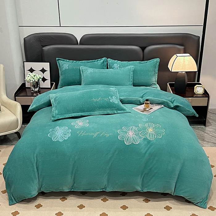 91家纺网 家纺一手货源 找家纺 陌乘坊家纺 2024新款牛奶绒刺绣四件套-倾城系列 倾城-孔雀绿