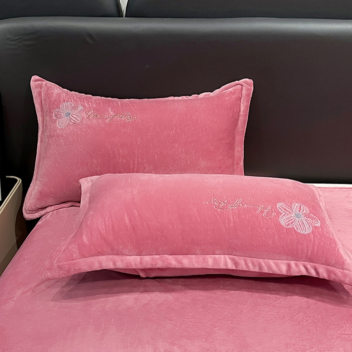 91家纺网 家纺一手货源 找家纺 陌乘坊家纺 2024新款牛奶绒刺绣四件套-倾城系列 倾城-豆沙色