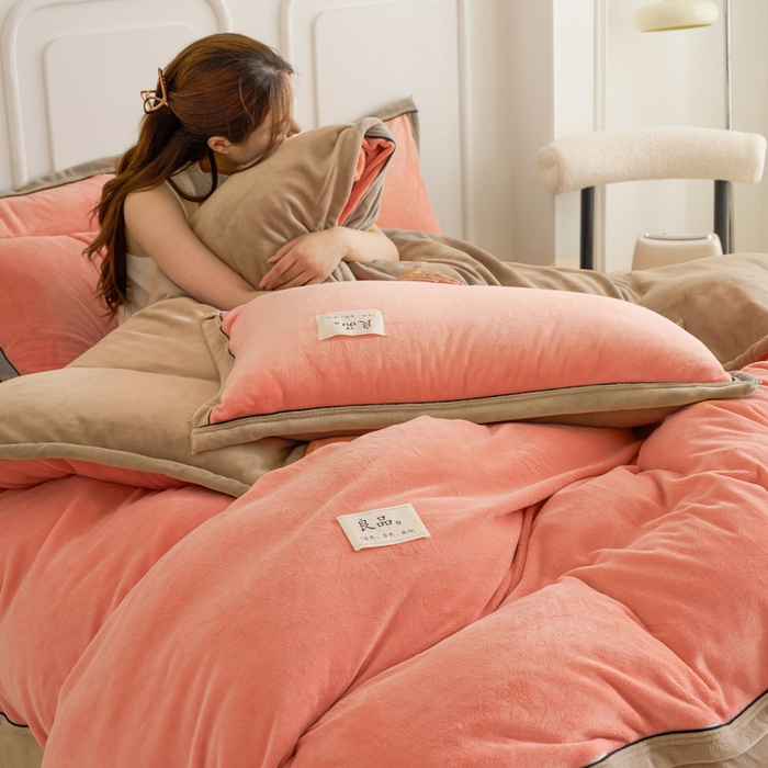 91家纺网 家纺一手货源 找家纺 贝诗梦 2025新款高克重纯色牛奶绒宽边工艺款四件套 双拼牛奶绒-浅棕橘十深驼