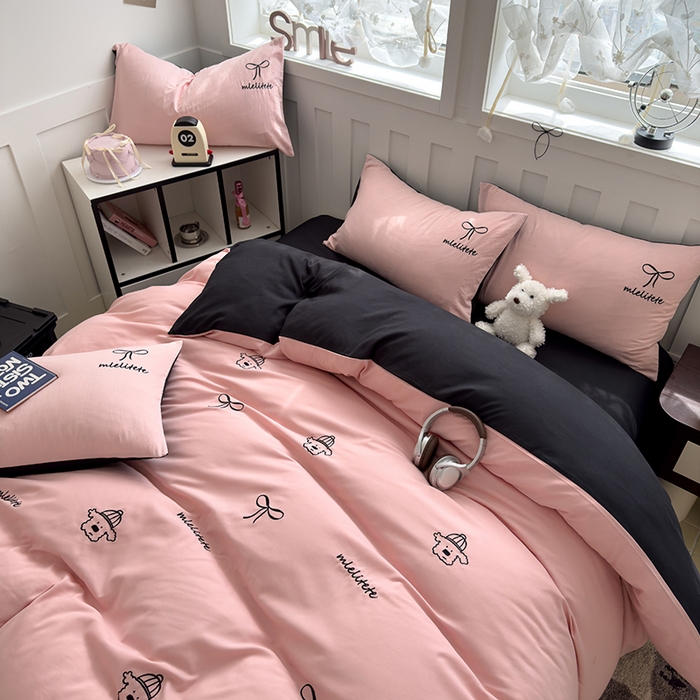 91家纺网 家纺一手货源 找家纺 曼谷 帽子狗刺绣四件套磨毛床上用品水洗棉三件套件 帽子狗-粉黑